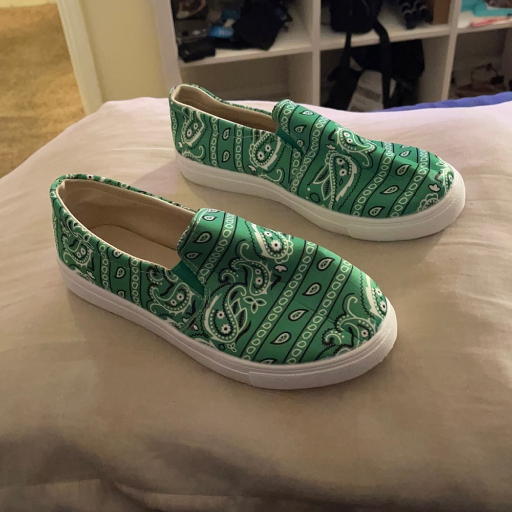 Green paisley print
